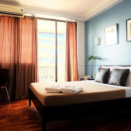 Vive Hotel Makati City Extérieur photo