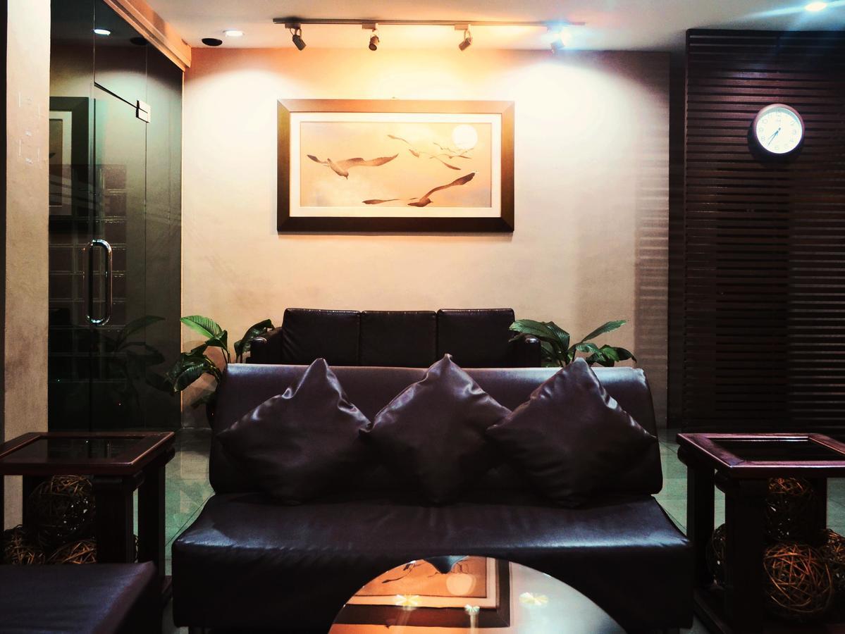 Vive Hotel Makati City Extérieur photo