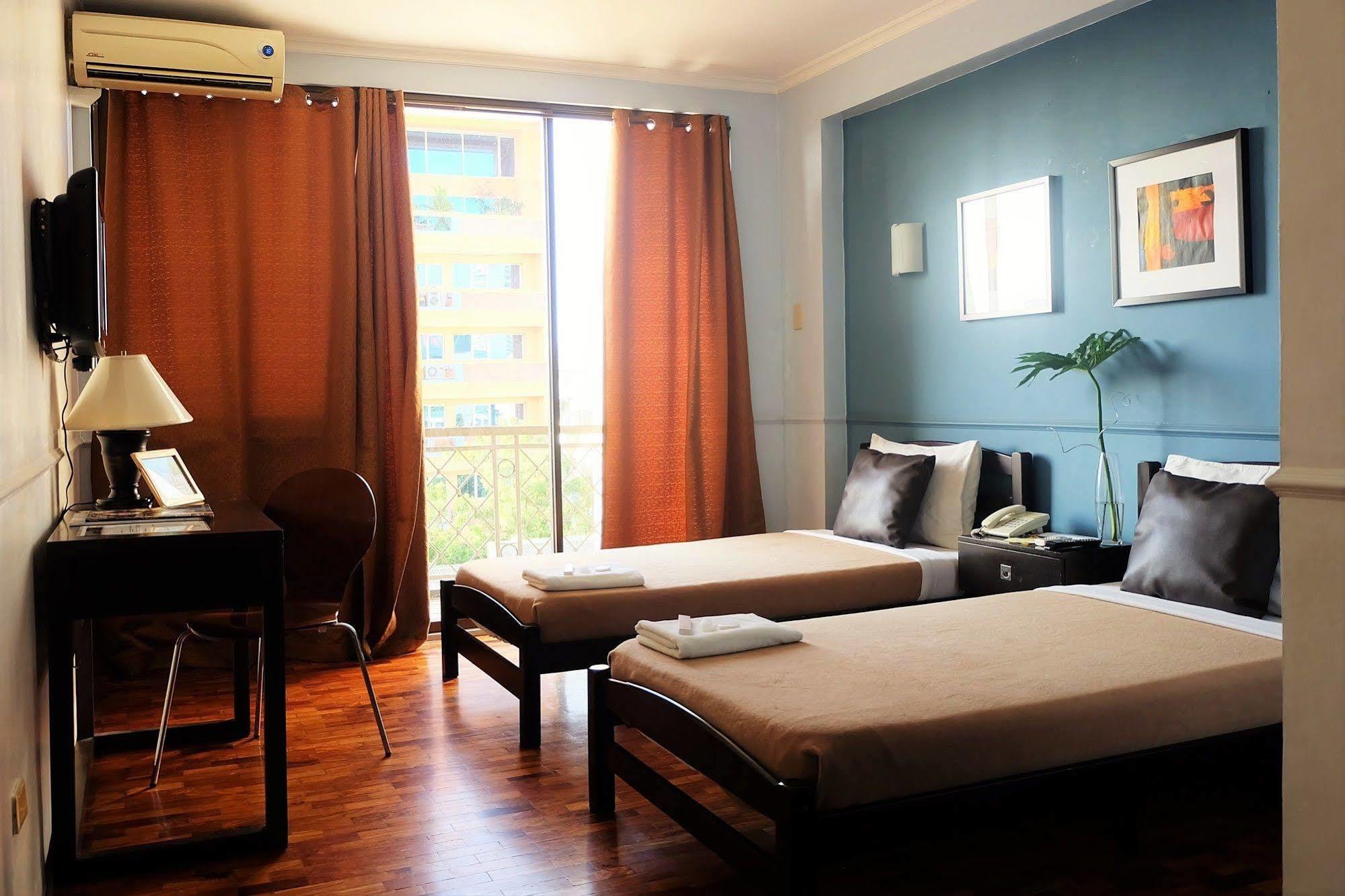 Vive Hotel Makati City Extérieur photo