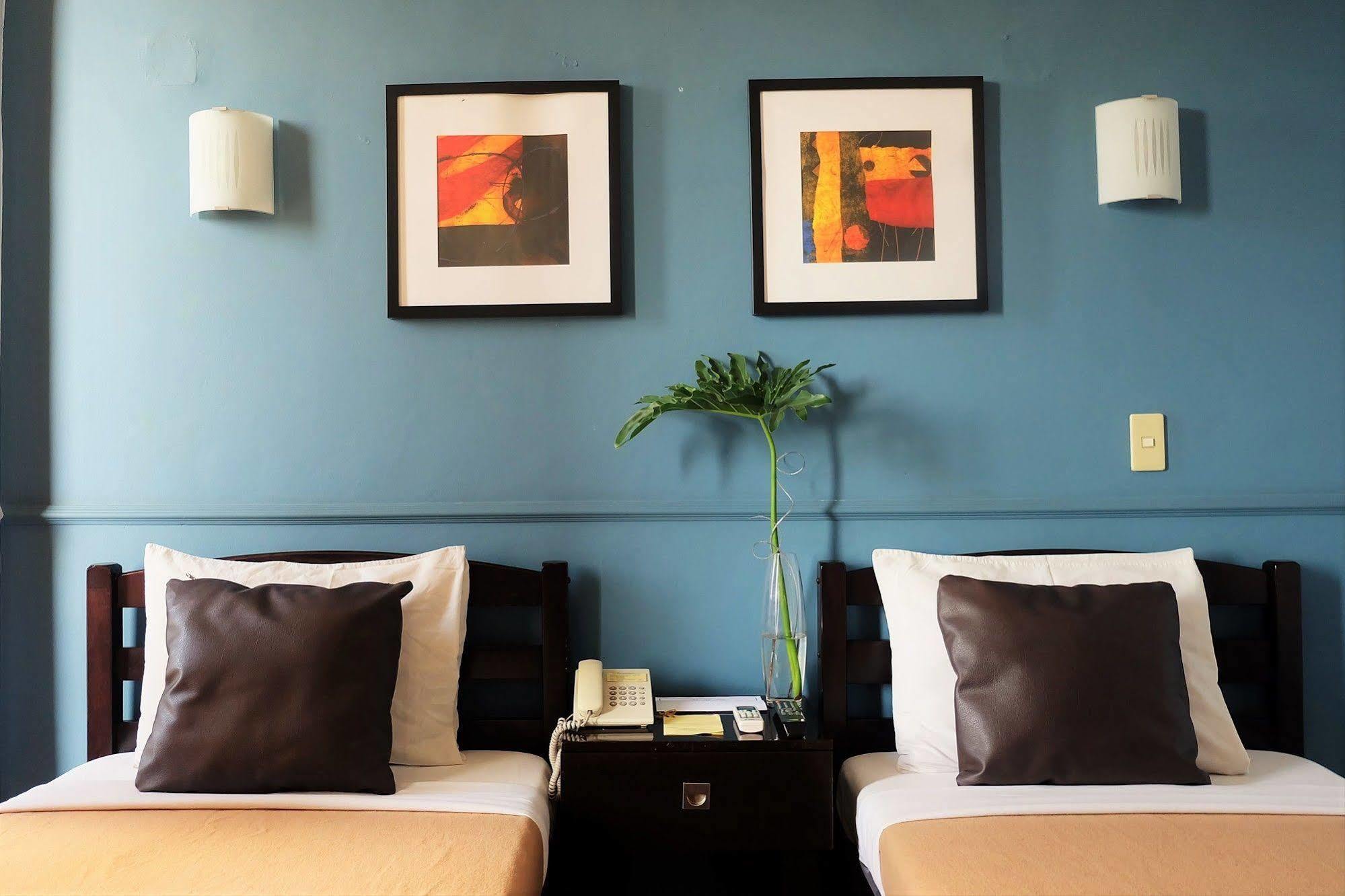 Vive Hotel Makati City Extérieur photo