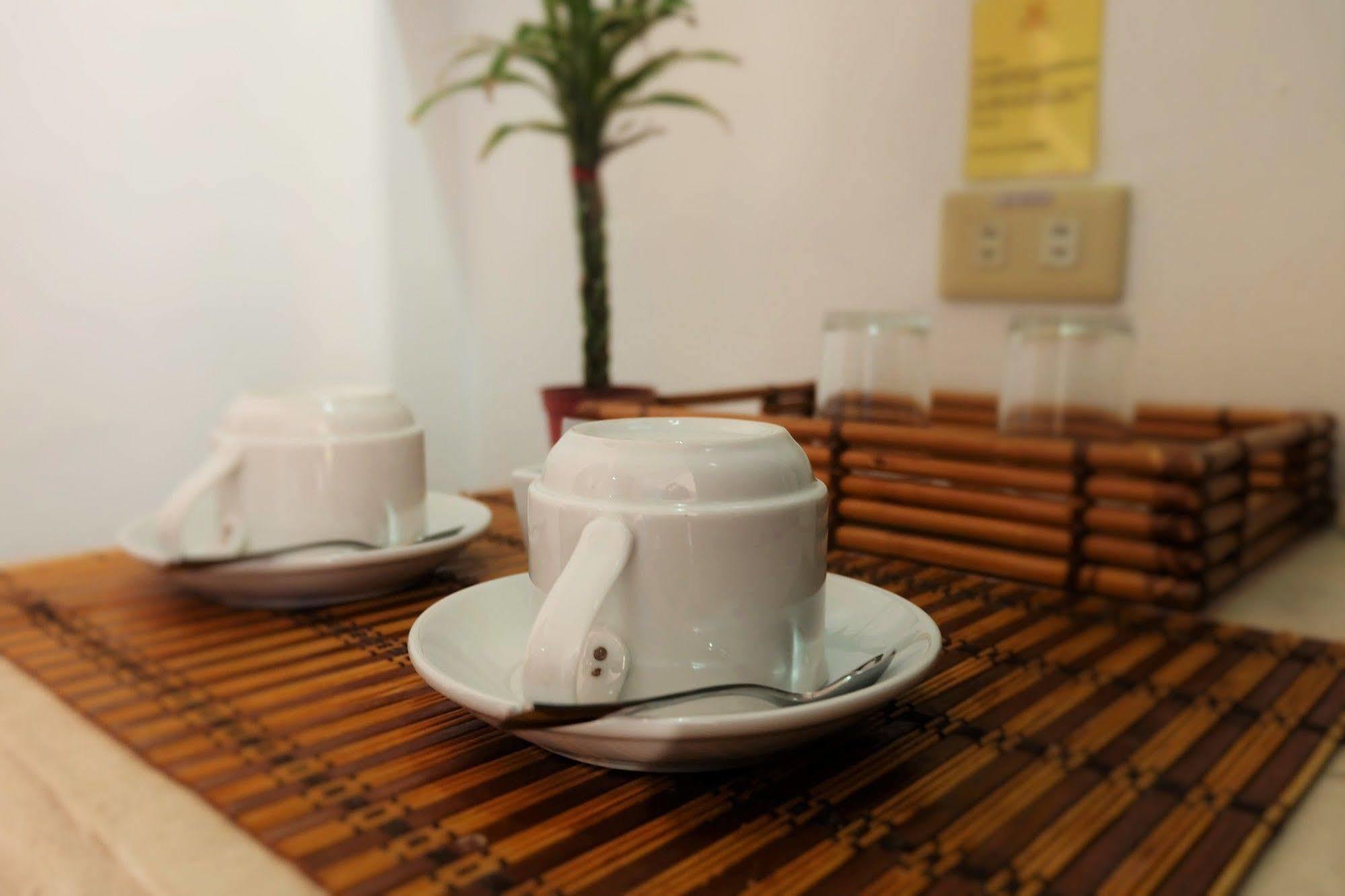 Vive Hotel Makati City Extérieur photo