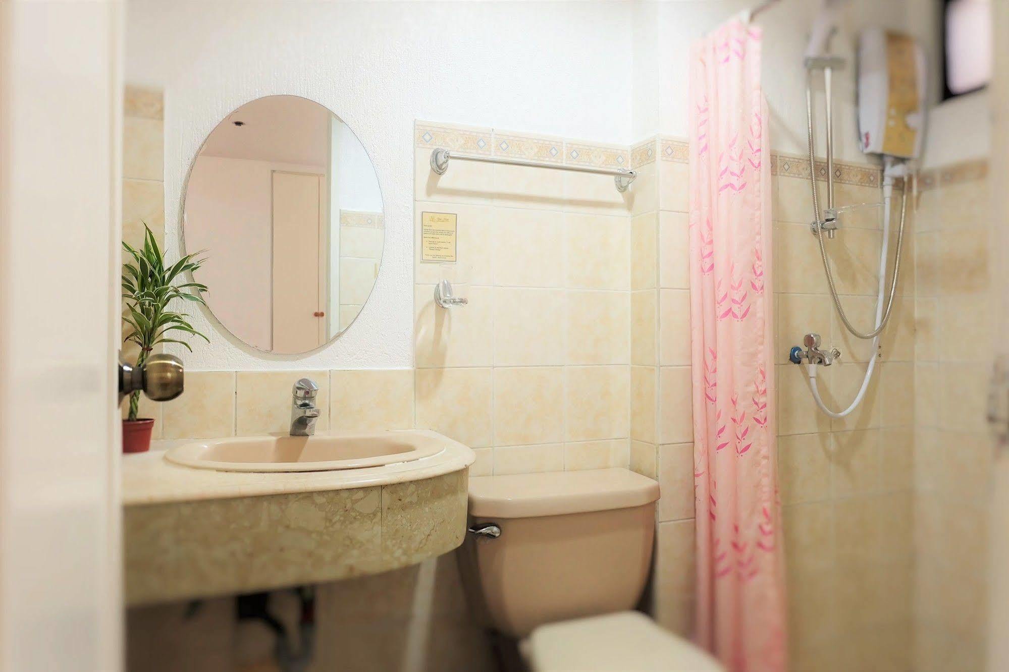 Vive Hotel Makati City Extérieur photo