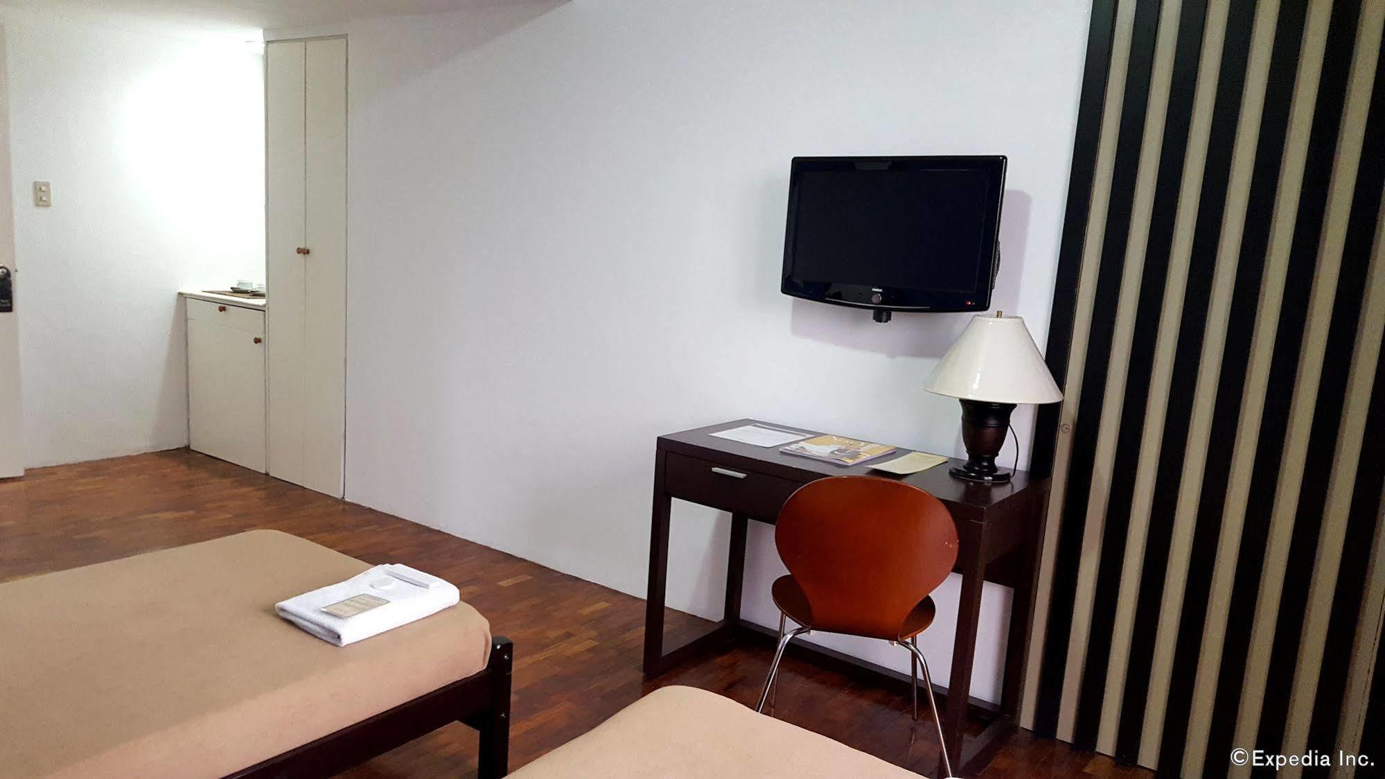 Vive Hotel Makati City Extérieur photo